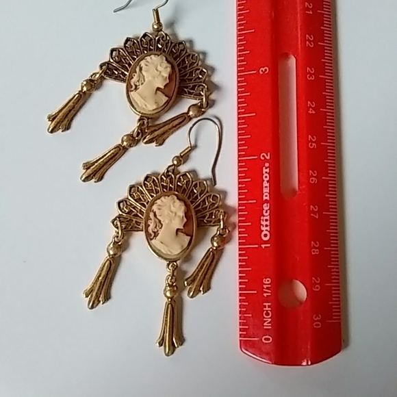 Classic gold tone cameo fan earrings - Picture 3 of 3